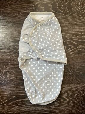 SwaddleMe Gray and White Cross Print Infant Swaddle
